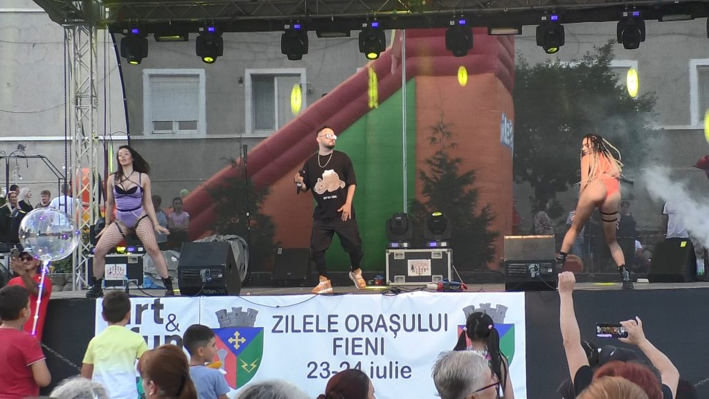 La ceas de seară, sâmbătă, orașul Fieni a găzduit un spectacol de muzică populară, dance, muzică de petrecere și etno