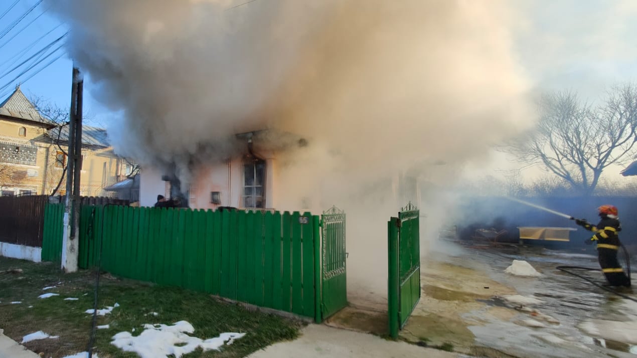 Pompierii de la Vișina și Găești intervin la un incendiu în comuna Șelaru 