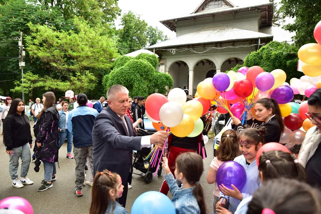 Orașul  Găești a îmbrăcat haine de sărbătoare cu ocazia Zilei  de 1 iunie , iar participarea copiilor și părinților  a fost în număr impresionant.