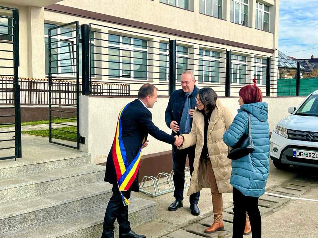 Într-un moment deosebit, noua Școală Gimnazială din Răzvad a fost onorată de vizita reprezentanților Comisiei Europene și ai Agenției pentru Dezvoltare Regională