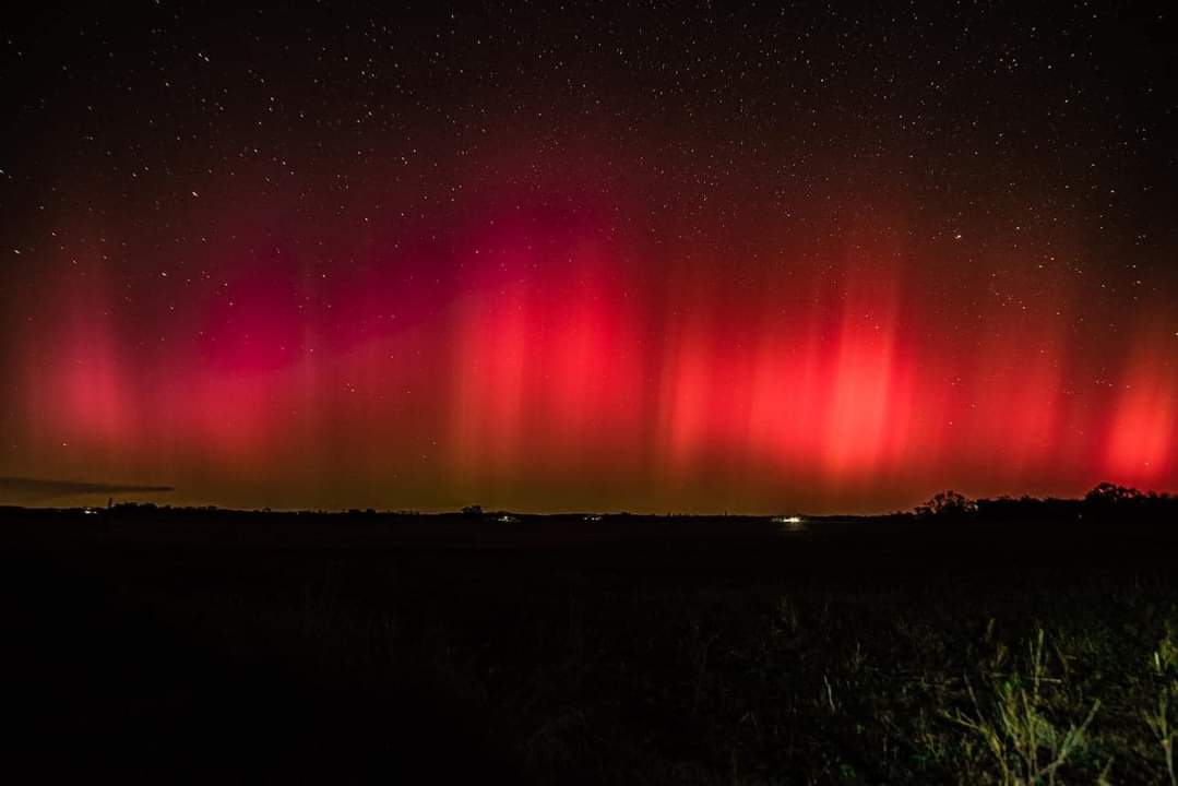 Lumini roşii au format imaginea unei posibile aurore boreale, un fenomen rar care a apărut duminică seară pe cer, în mai multe judeţe din România