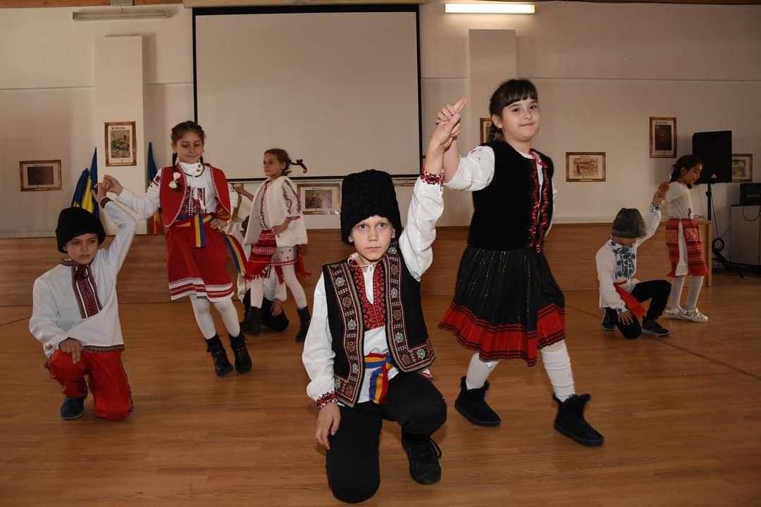 Orașul Răcari păstrează tradiția și a organizat manifestări dedicate zilei de "1 Decembrie – Ziua Națională a României." Toată suflarea răcăreană a participat  la aceste evenimente.