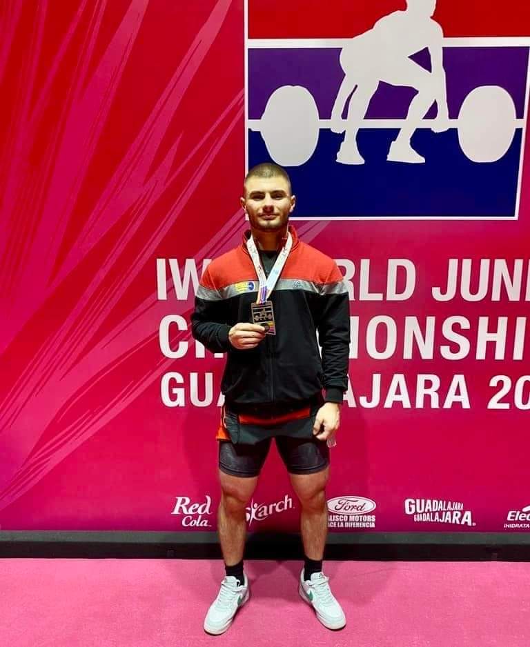 Cu 141 kg, Tiberiu DONOSE este vicecampion mondial de Juniori, la stilul smuls, în limitele categoriei 73 kg. 