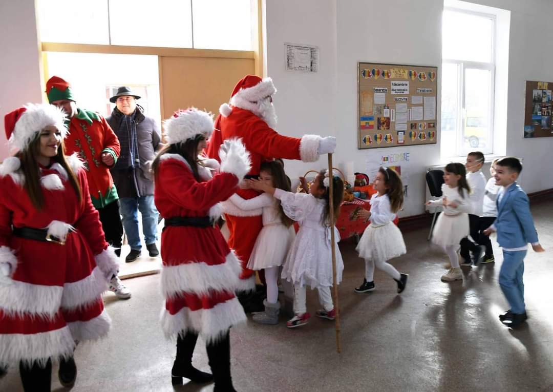 În prag de sărbătoare, orașul Răcari strălucește de tradiție și bucurie. Primarul Marius Caraveţeanu este de 15 ani, ajutorul de nadejde al lui Moș Crăciun.