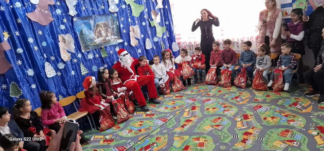 Toți școlarii și preșcolarii de la Niculești, au primit daruri de la Moș Crăciun , primarul Dorinel Soare a fost  ajutorul bătrânelului cu barba ninsă albă .