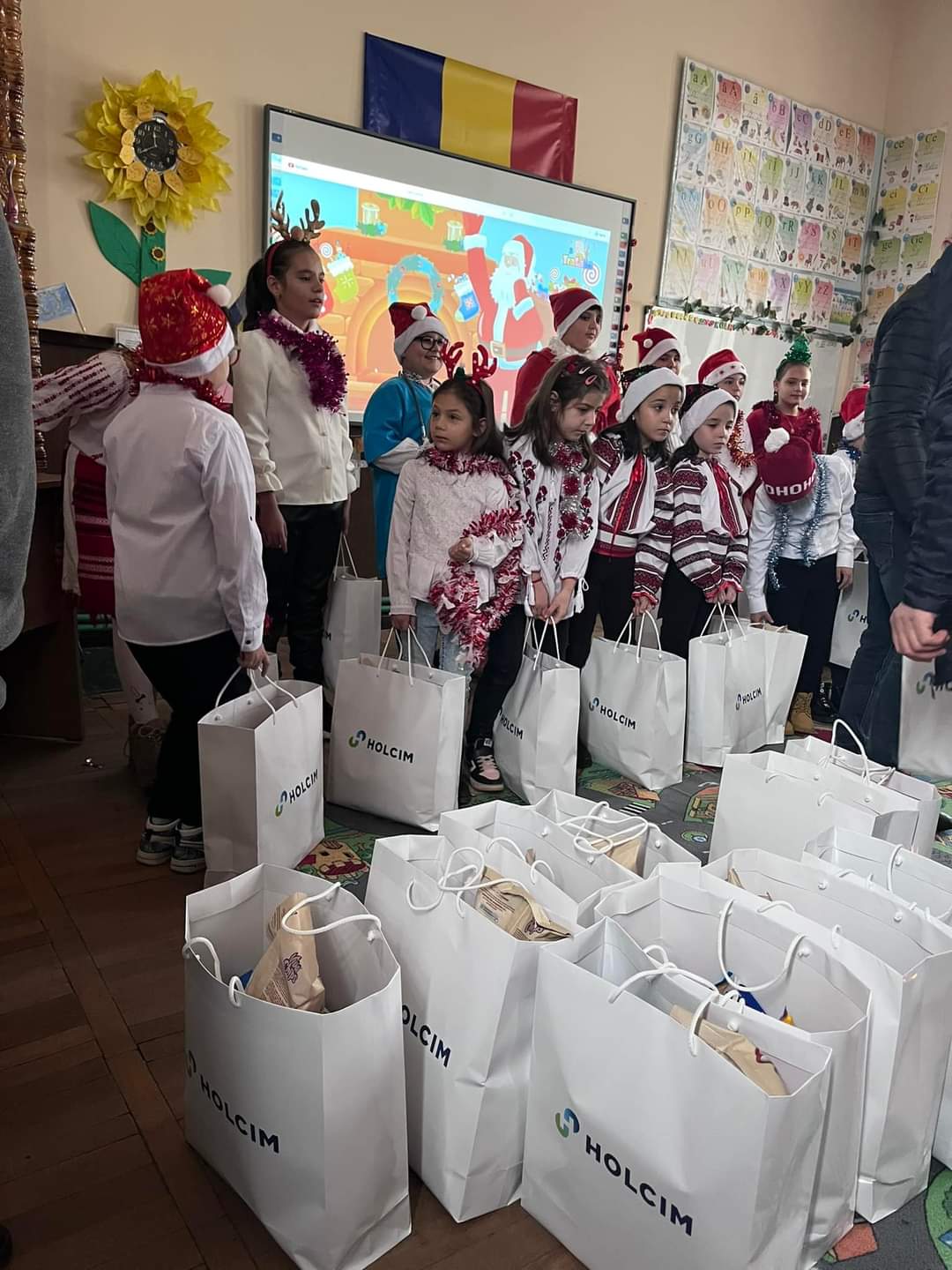  Moș Crăciun a ajuns cu daruri la toți copiii din unitățile școlare de pe raza comunei Sălcioara, primarul comunei, Valentin Pârvu a vorbit din timp cu moșul și iată că a ajuns și anul acesta. 