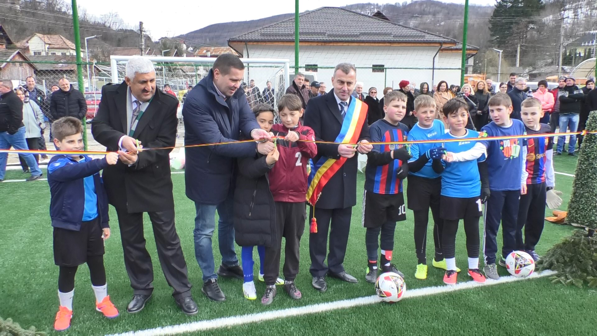 În comună Moroeni  a  fost inaugurat noul teren  de sport multifuncțional cu suprafață sintetică, o investiție realizată de administrația locală