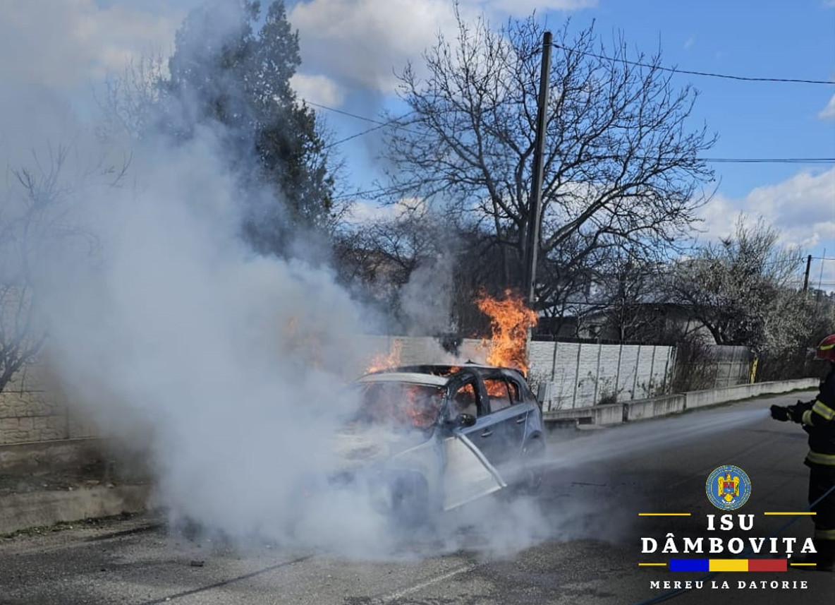 Pe o stradă din Viforâta, o mașină a fost cuprinsă de flăcări, pompierii au  fost solicitați să intervenim.