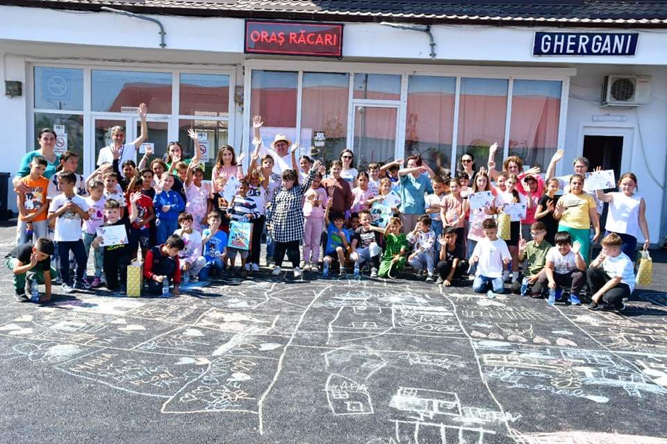Concursul de desene pe asfalt la Gara Ghergani, asfaltul proaspăt turnat a devenit o pânză uriașă pentru micii artiști, care au transformat